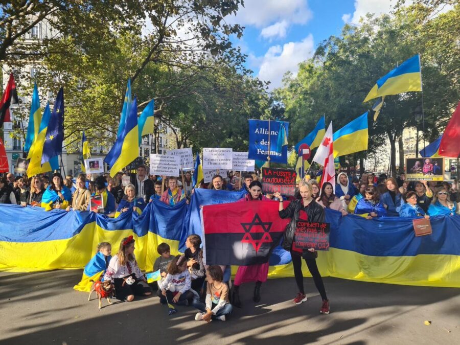 Во французской столице прошел марш против российской агрессии
