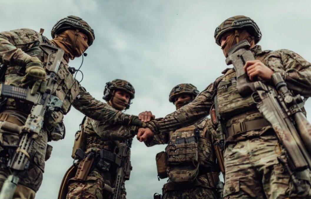 У ЗСУ показали колону російських загарбників, що тікали з оточеного Лимана (ВІДЕО)