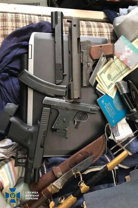 На Буковині Служба безпеки затримала іноземця-контрабандиста зброї