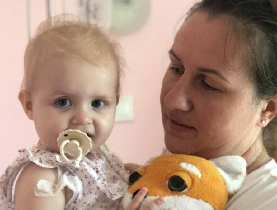 У Львівській області лікарі врятували 1-річну пацієнтку, якій пухлина в грудях заважала дихати