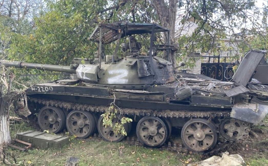 Російські окупанти використовували «мангал» для захисту радянського танку