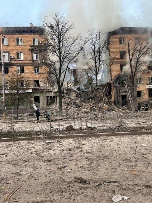 Внаслідок російських обстрілів у Запоріжжі загинуло дві жінки, щонайменше 5 людей знаходяться під завалами – ОВА