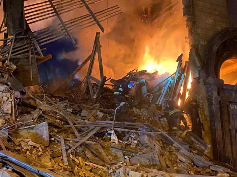 Запорізькі рятувальники показали наслідки ракетної атаки на місто (фото)