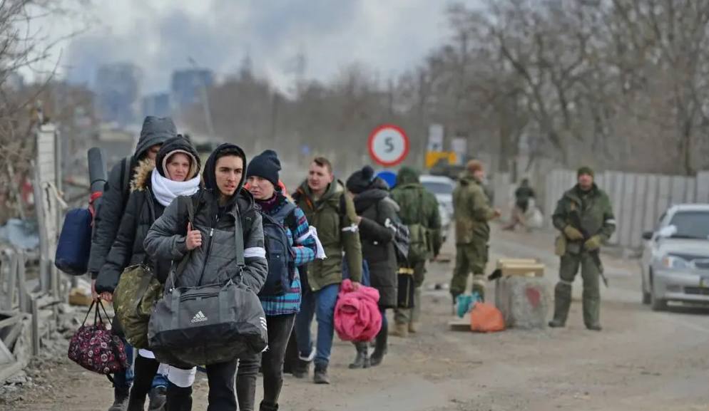Українців з російськими паспортами ФСБ не випускає за кордони рф – Мінреінтеграції