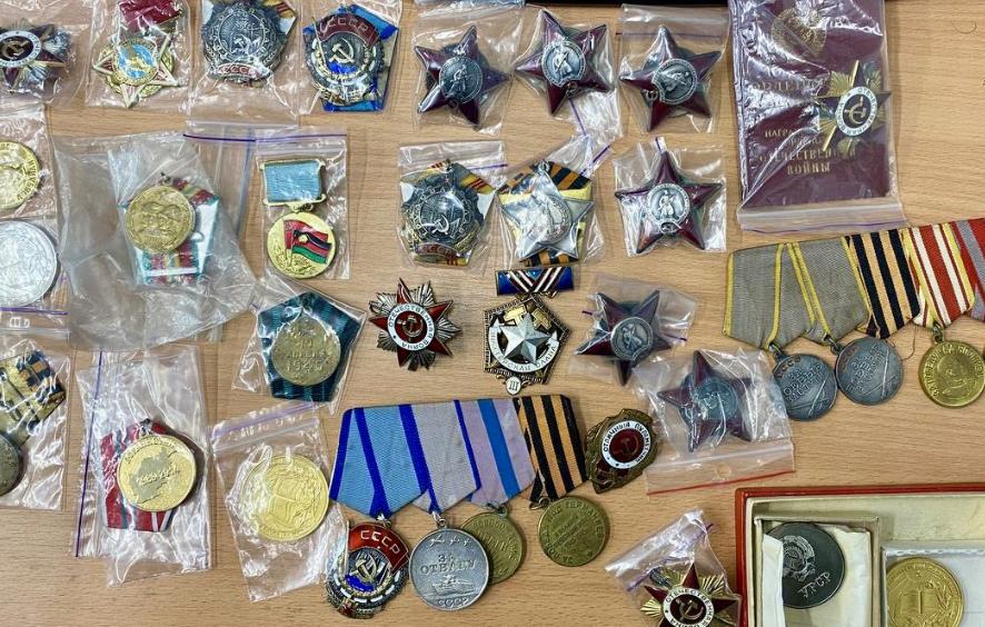 З України намагалися незаконно вивезти колекцію нагород (фото)