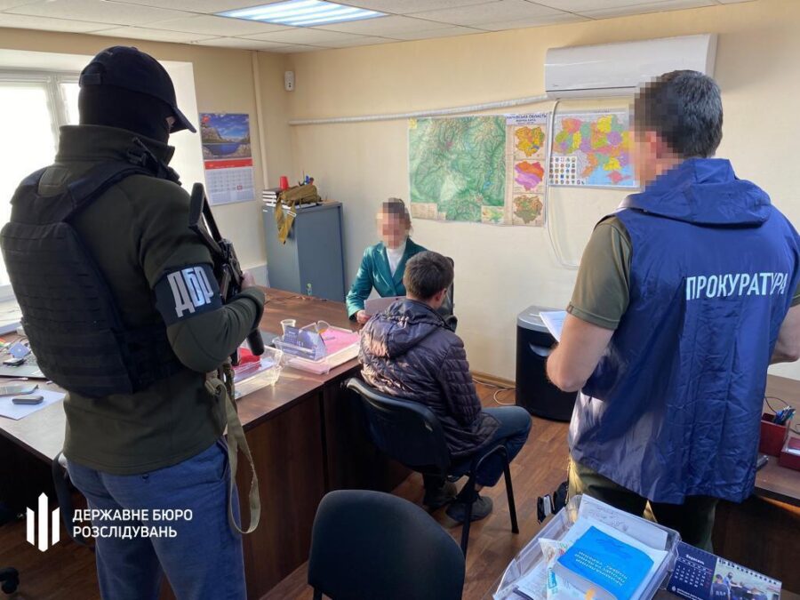На Харківщині затримали посадовця, який допомагав рашистам укріплювати оборонні позиції (ВІДЕО)
