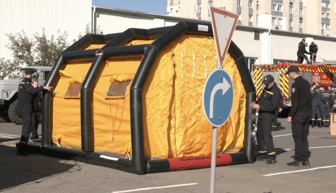 Черкасские спасатели впервые опробовали комплекс для обеззараживания населения (ФОТО)