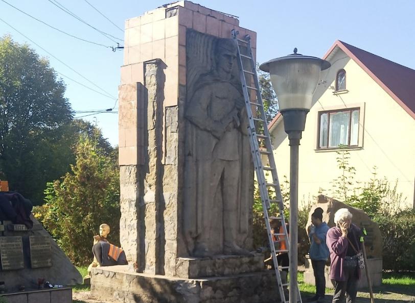 У Львівській області демонтували радянський пам’ятник (фото)