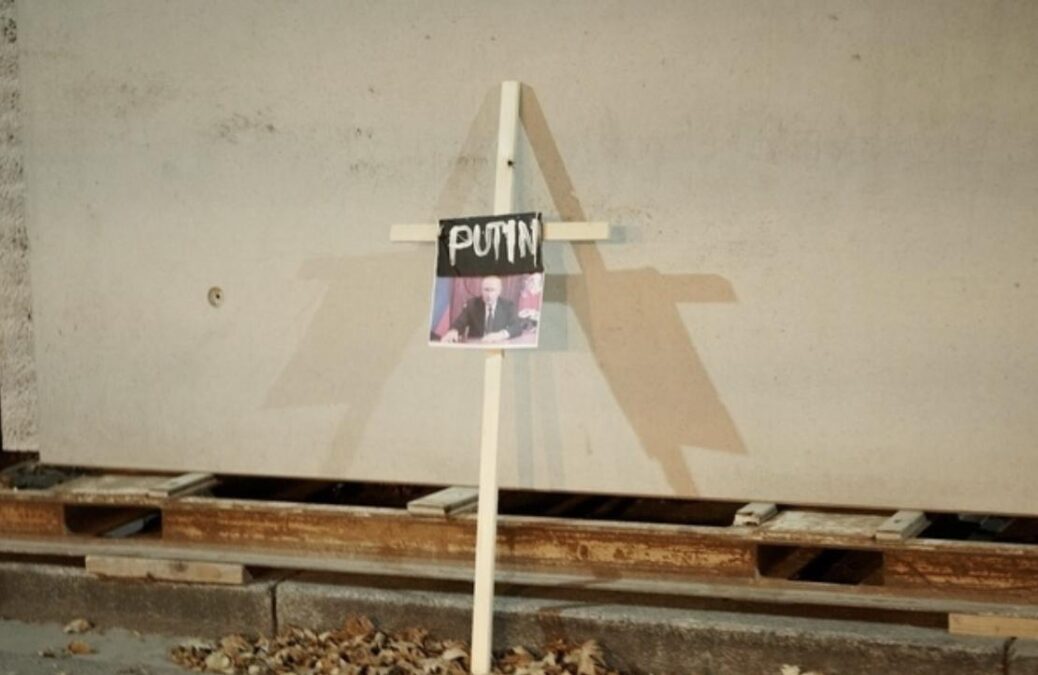 У столиці Австрії путіну до дня народження поставили надгробний хрест