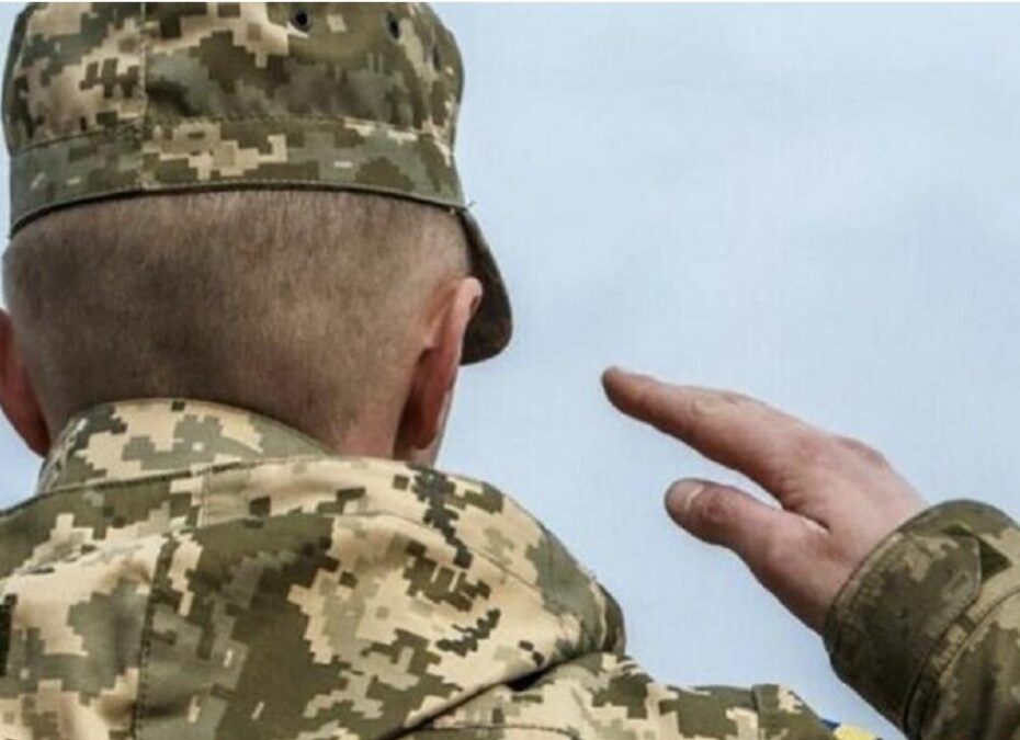 Стало відомо, хто за законом може вручати повістки у військкомат в Україні