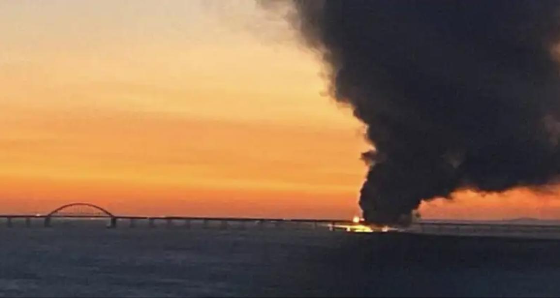 На Кримському мосту стався сильний вибух