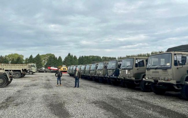 Порошенко передав українському війську чергову партію вантажівок Leyland DAF (фото)