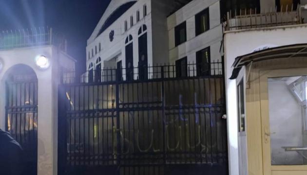 Напис «путін – убивця» з’явився на воротах посольства росії у Молдові