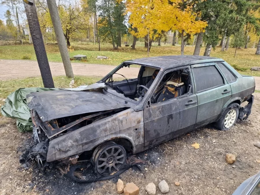 У Латвії вночі спалили машину української родини