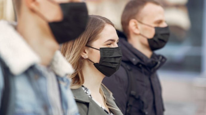 Вчені дізналися, як на поведінку людини впливає носіння маски