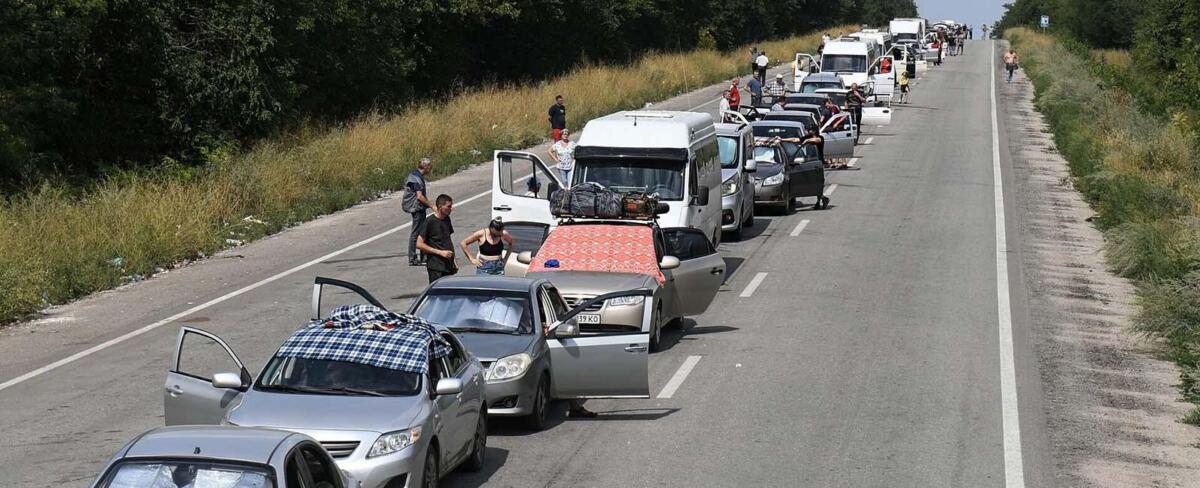 Росіяни 13-й день тримають 4 000 людей у черзі на виїзд з тимчасово окупованих територій, – мер Мелітополя