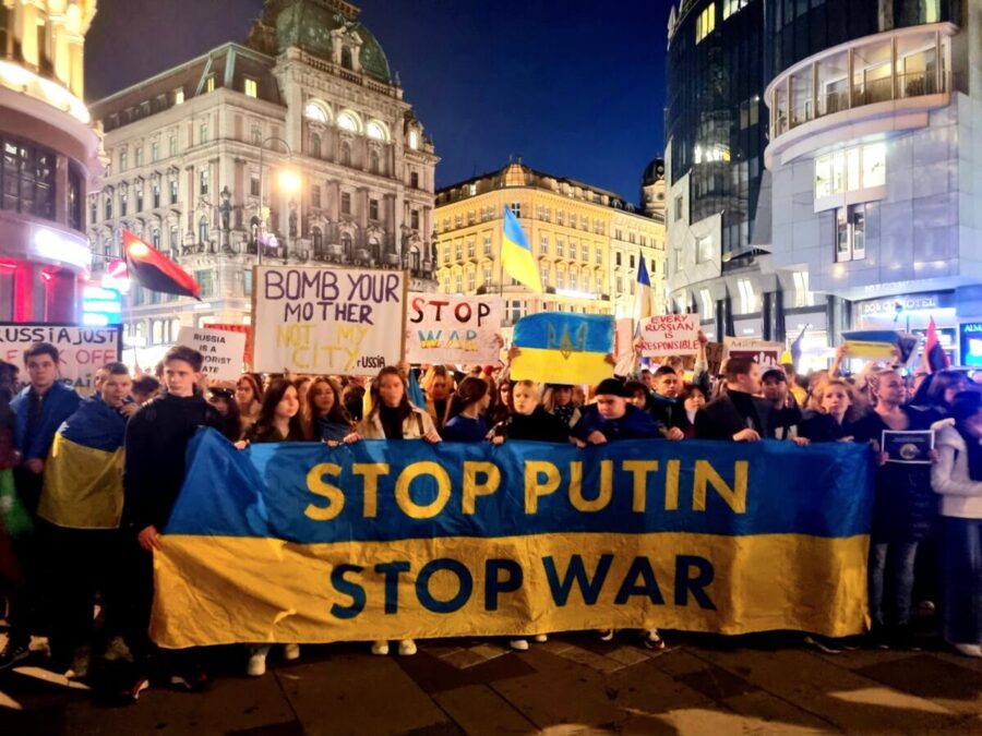 После массированной российской ракетной атаки по Украине в европейских столицах прошли протесты