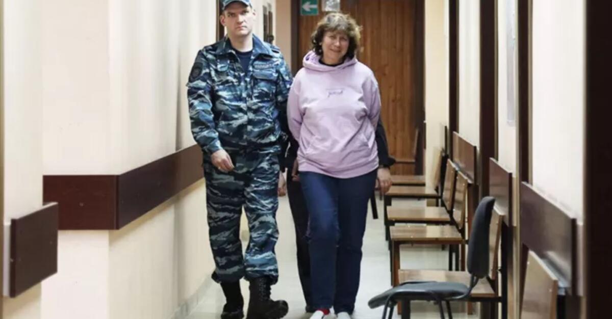 У росії жінці, яка залишила на могилі батьків путіна записку, загрожує тюрма