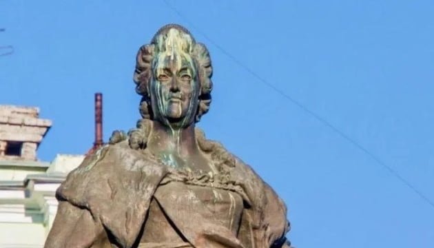 Пам’ятник Катерині II в Одесі знову облили фарбою (ФОТО)