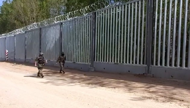 У Польщі заявили про початок будівництва стіни на кордоні з Росією