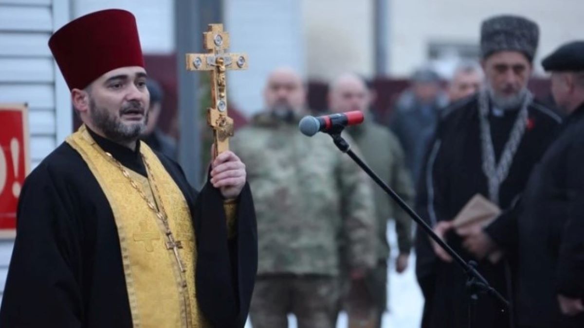 Знищених у Макіївці «мобіків» з Самари благословляли вкраденим у Луганську хрестом (фото)