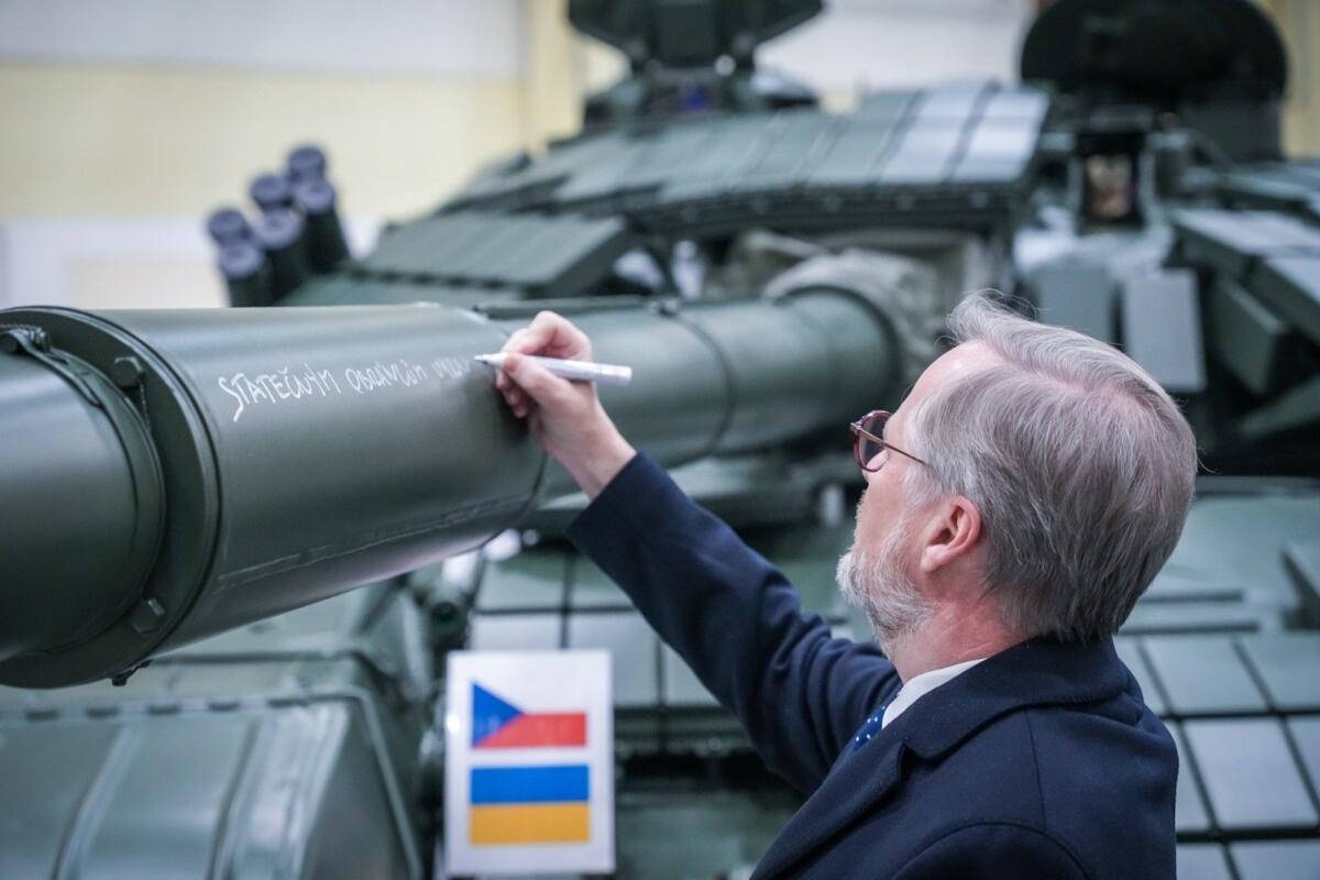 Чеський прем’єр підписав один із танків Т-72, який передають Україні