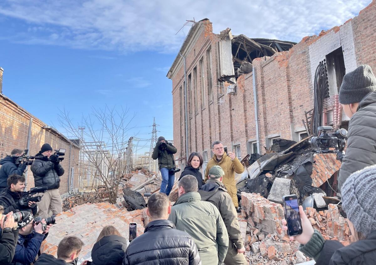 Очільниця МЗС Німеччини під час візиту до Харкова пообіцяла й надалі підтримувати Україну