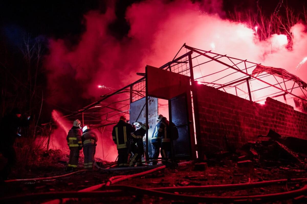 У Харкові рятувальники ліквідували масштабну пожежу у складській будівлі, спричинену російськими обстрілами