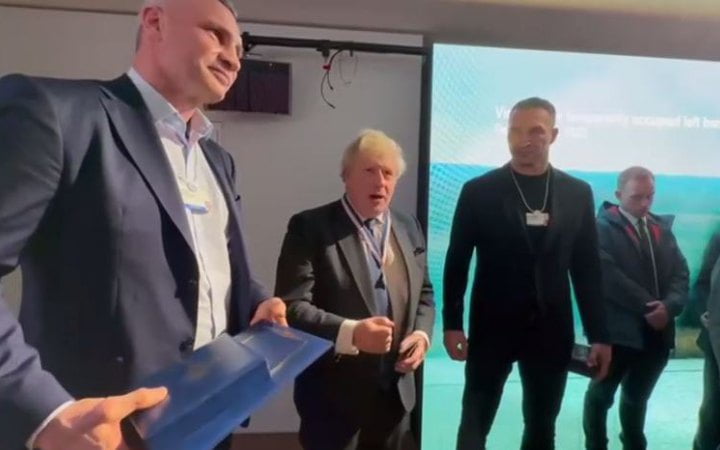 В Давосе Кличко вручил Джонсону награду от украинской столицы