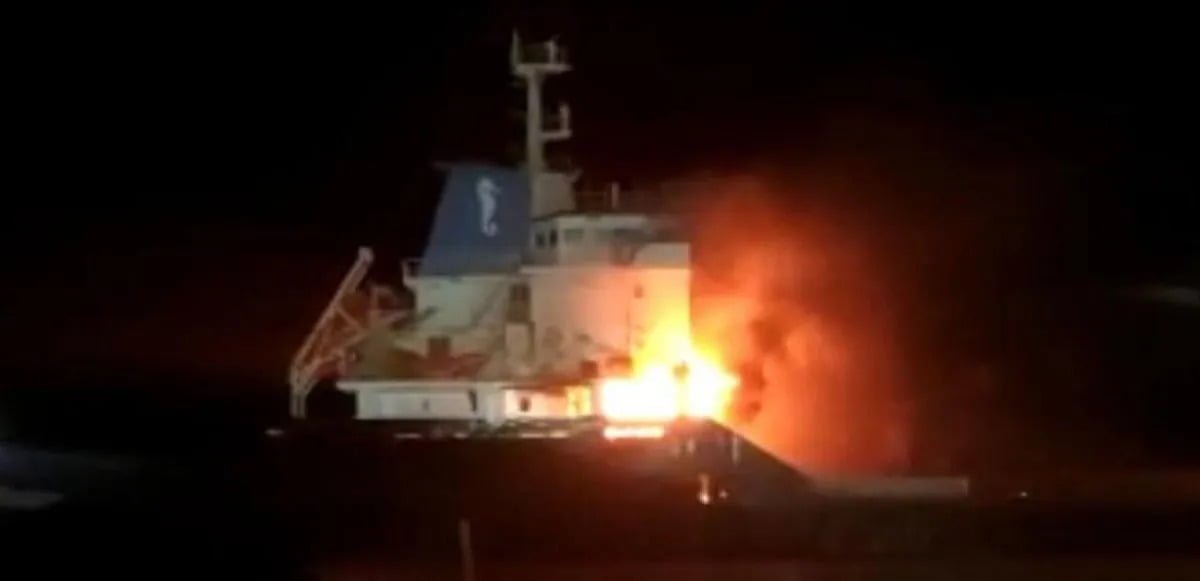 Через російські обстріли у порту Херсона горіло турецьке судно