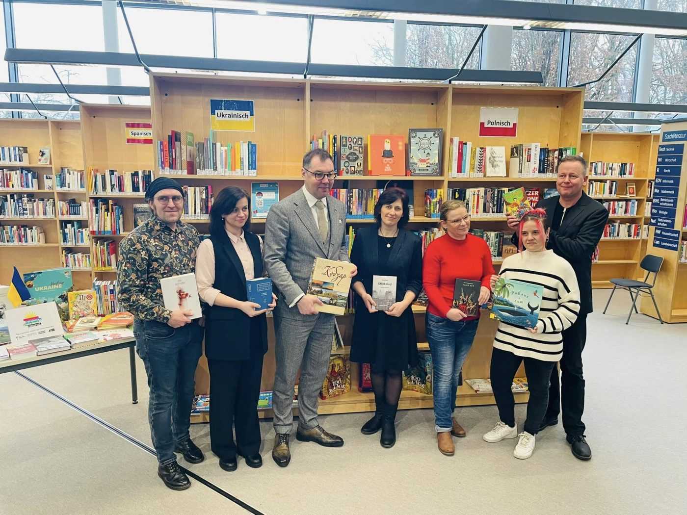 В одній із бібліотек столиці Німеччини відкрили «Українську книжкову поличку»