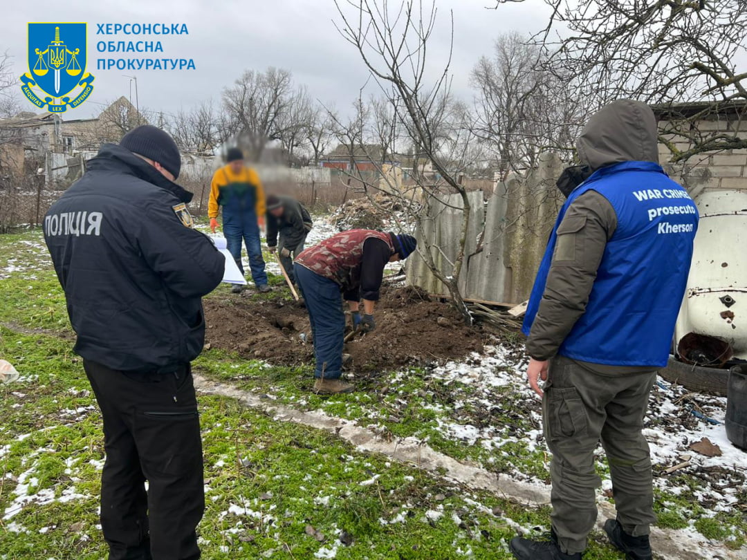 На Херсонщині ексгумували тіла п’ятьох цивільних, що загинули від російських обстрілів – прокуратура