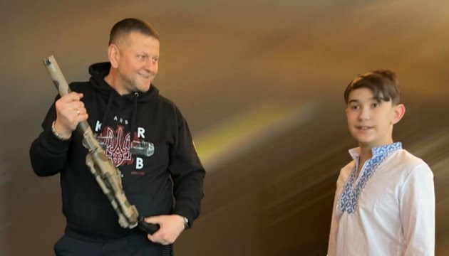 Хлопчик із Бердянська подарував Головнокомандувачу ЗСУ свою картину