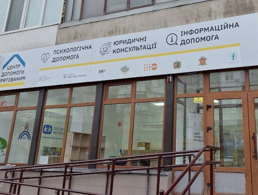 Центр допомоги у Чернівцях надає для переселенців юридичну консультацію