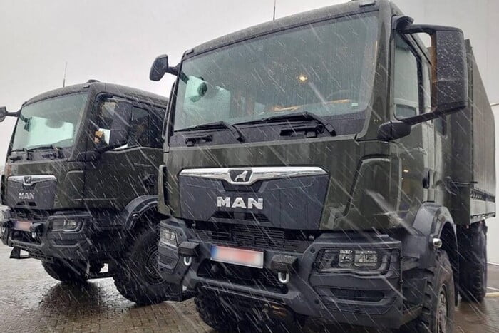 Україна отримала від Євросоюзу карети швидкої допомоги та вантажівки-позашляховики