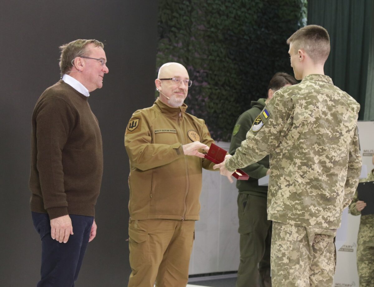 Міністри оборони України та Німеччини вручили нагороди військовослужбовцям Повітряних Сил ЗСУ