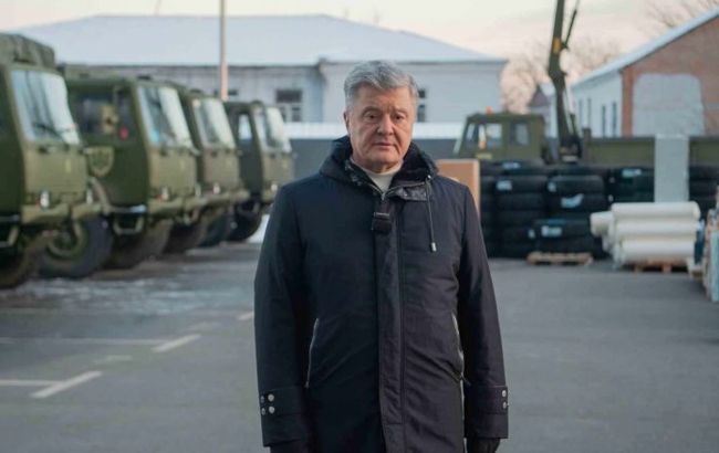 Петро Порошенко разом з волонтерами везе вантаж військовим, які втопили крейсер «Москва»