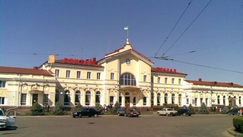 У Херсоні пошкоджено залізничний вокзал через нічний обстріл