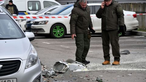 У Києві уламки ракети пошкодили автомобілі та приватний будинок