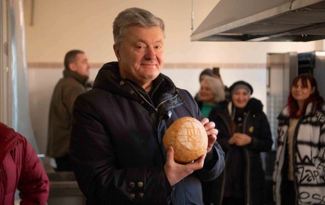 Петро Порошенко привіз волонтерські паляниці на один з блок-постів Херсона