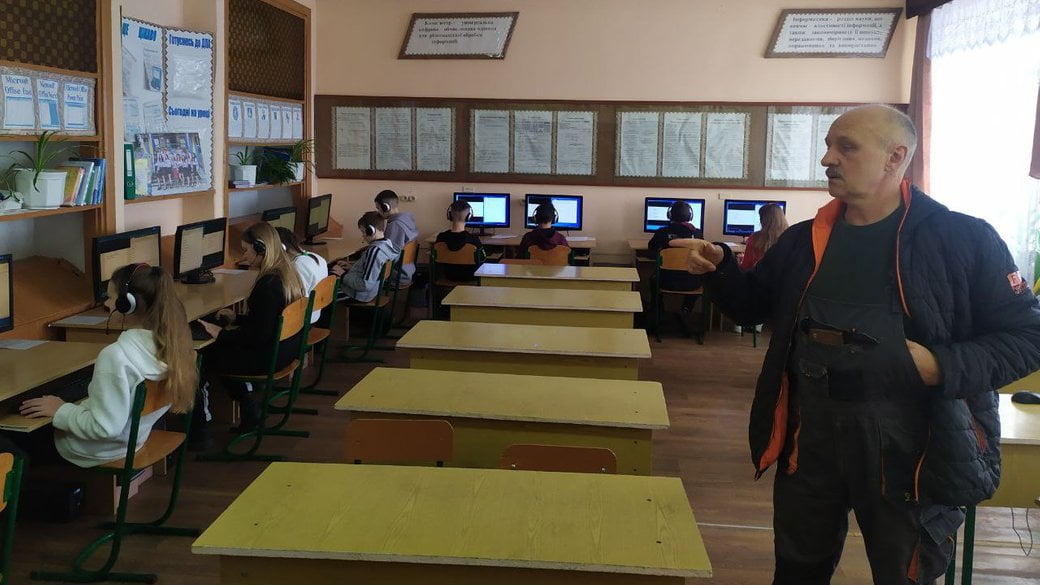 На Вінниччині переселенець облаштував у ліцеї компʼютерні класи та провів інтернет