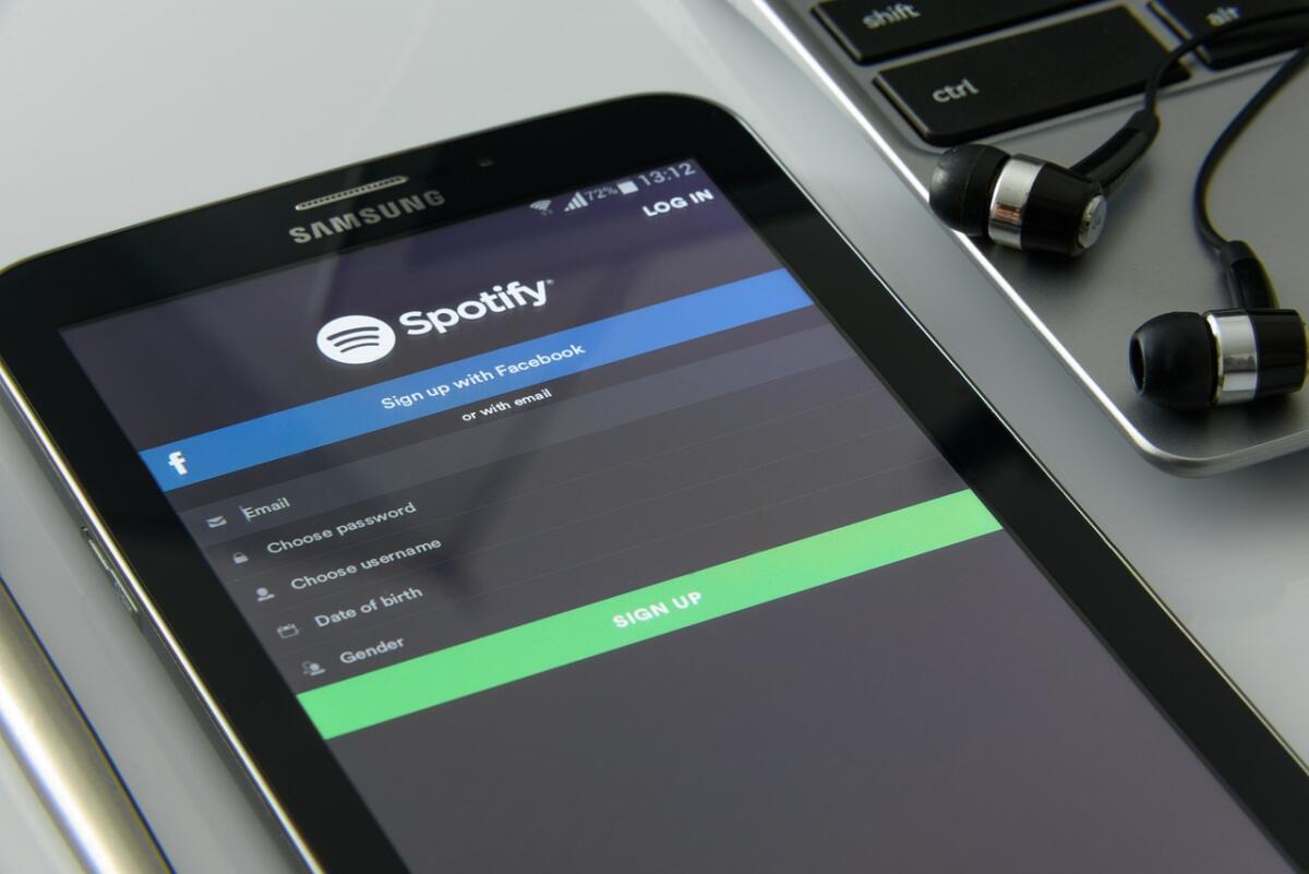 Офіс президента звернувся до Spotify з проханням видалити зі своїх каталогів російських виконавців