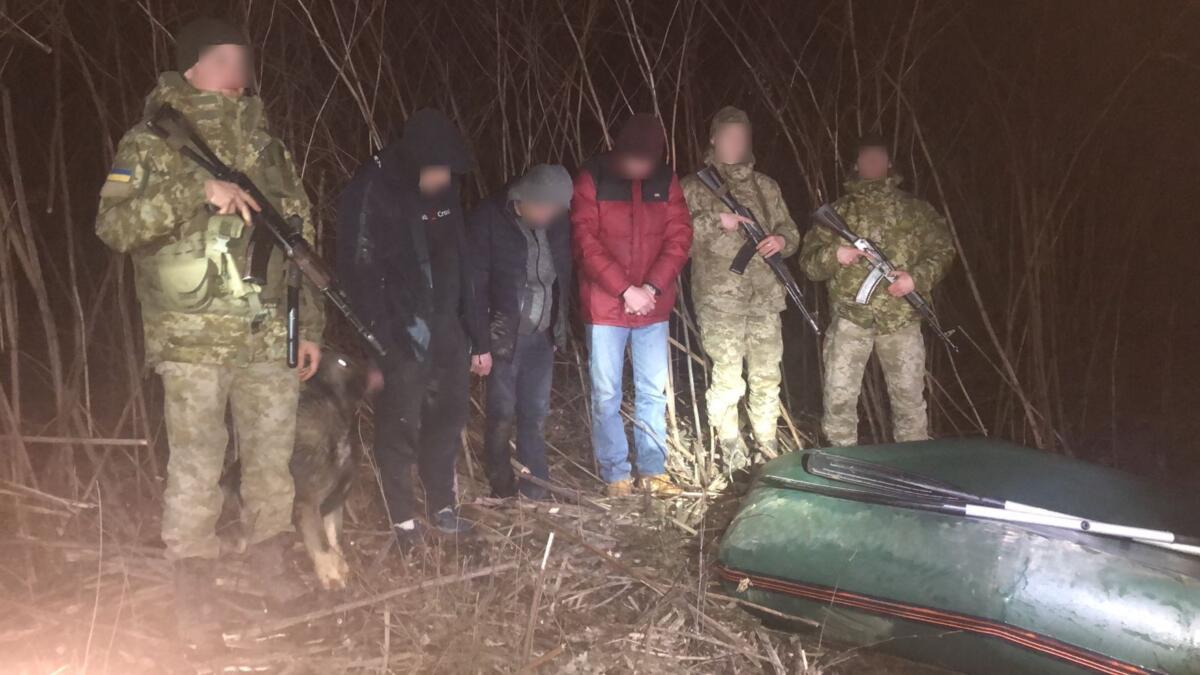 Прикордонники затримали ухилянтів на гумовому човні, які хотіли потрапити до Угорщини