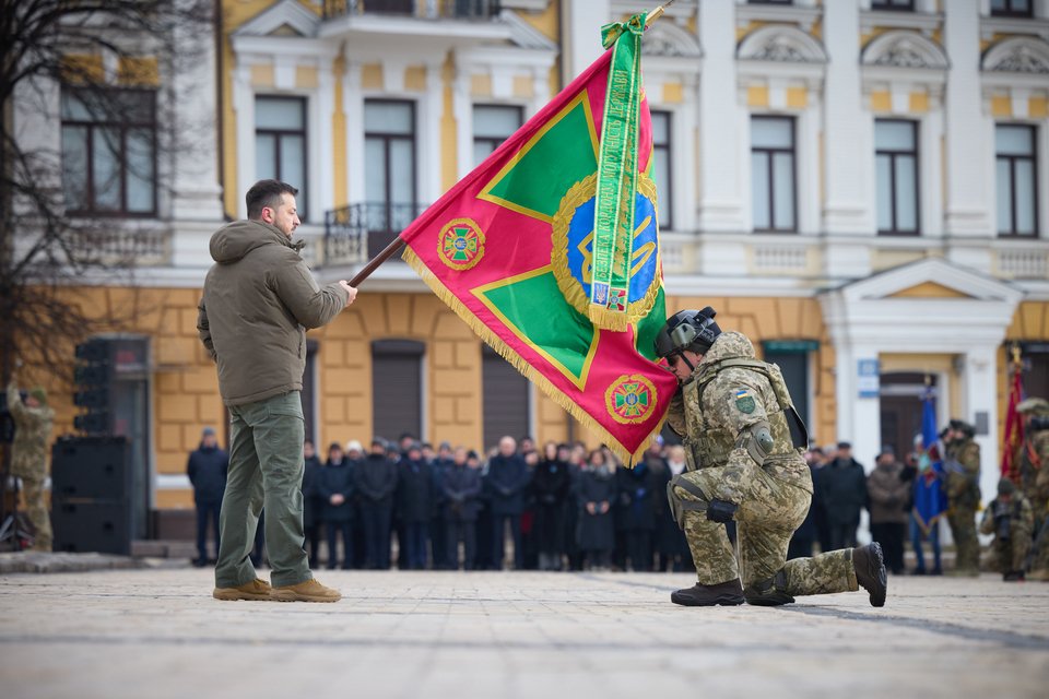 На Софійській площі президент вручив українським захисникам нагороди та бойові прапори
