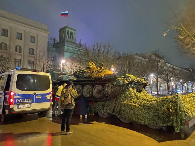 У столиці Німеччини перед російським посольством встановили підбитий у Бучі танк