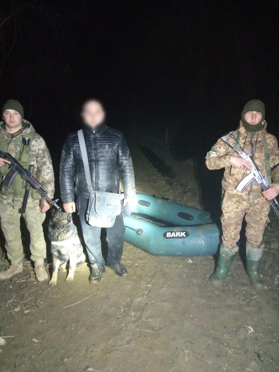 Ухилянти на гумових човнах і вплав штурмують прикордонну річку на Закарпатті