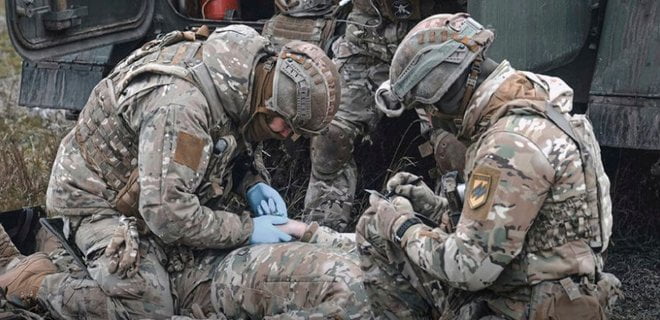 Підручник НАТО про надання першої допомоги у бойових умовах переклали українською