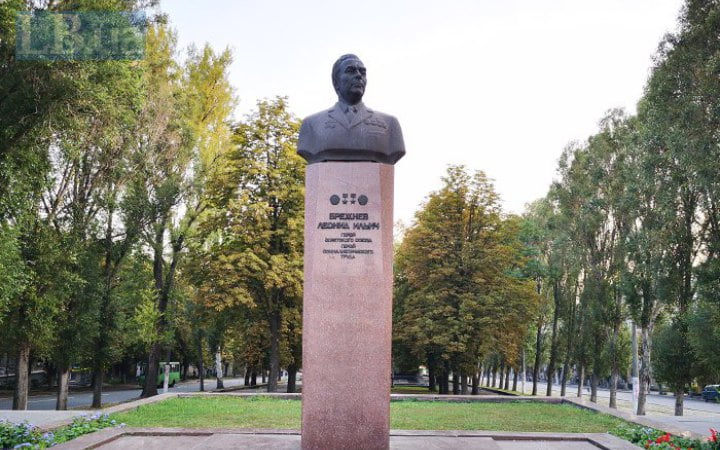 На Дніпропетровщині відмовилися демонтувати бюст одіозному радянському діячу