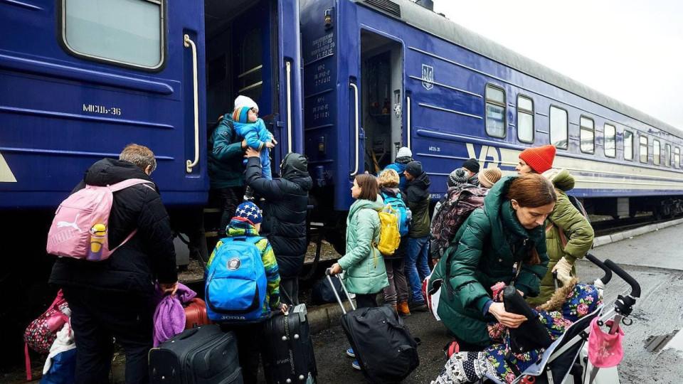 Стало відомо, скільки людей вдалось евакуювати в безпечніші регіони України