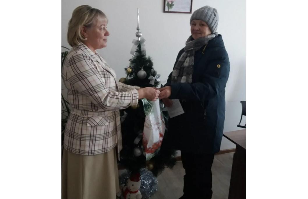 У росії родичам ліквідованих окупантів вручають мандарини та вітальні листівки